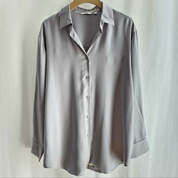 Uniqlo Tops - 🇯🇵 Uniqlo Long Sleeve Grey Satin Button Blouse